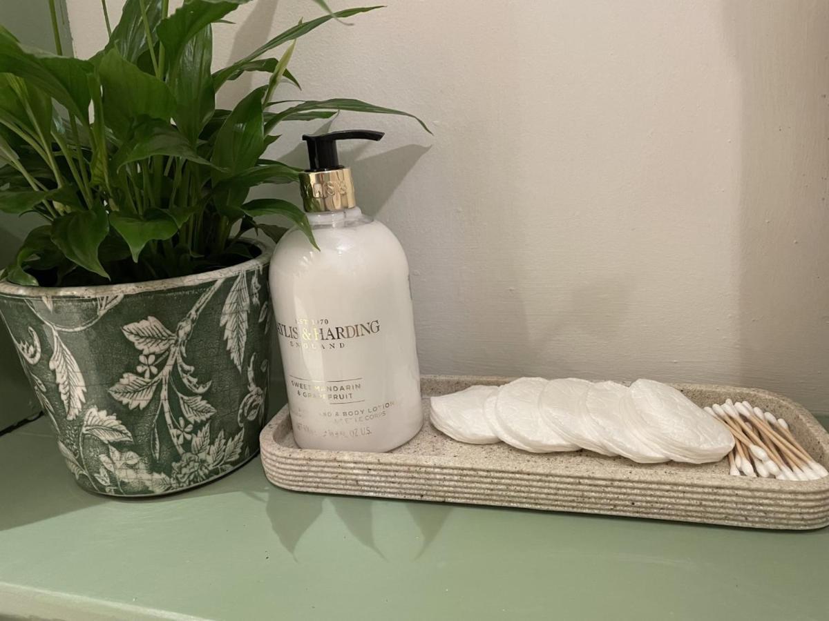 Hebe Cottage - Idyllic And Homely With Attention To Detail Atworth Eksteriør billede
